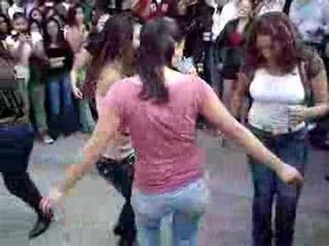 chicas de prepa bailando